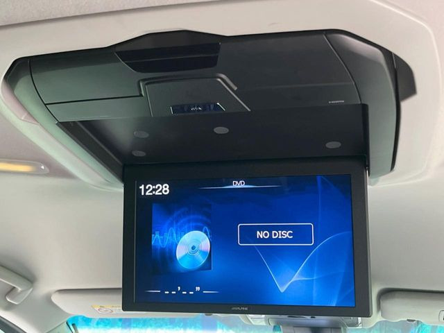 【フリップダウンモニター】大画面モニターで後席でもエンタメをお楽しみいただけます。小さなお子様にも大人気の装備です♪