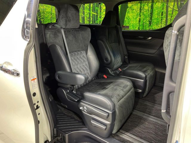 後部座席も気になるようなキズ・汚れやへたり等、大きなダメージはなく、良好な状態です。