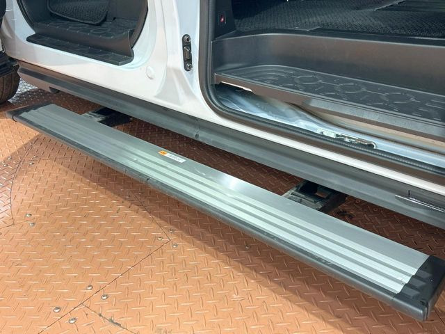 【電動サイドステップ】車高の高いお車でも、これがあれば小さいお子様の乗り降りも楽々♪スライドドアと連動して作動する為、煩わしい操作は不要です!