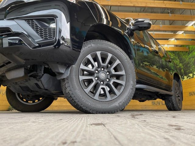 【純正18インチアルミホイール】外観にマッチした純正アルミホイールを装着しております。各種社外アルミホイールや、スタッドレスタイヤも取扱いしております。是非ご相談ください♪