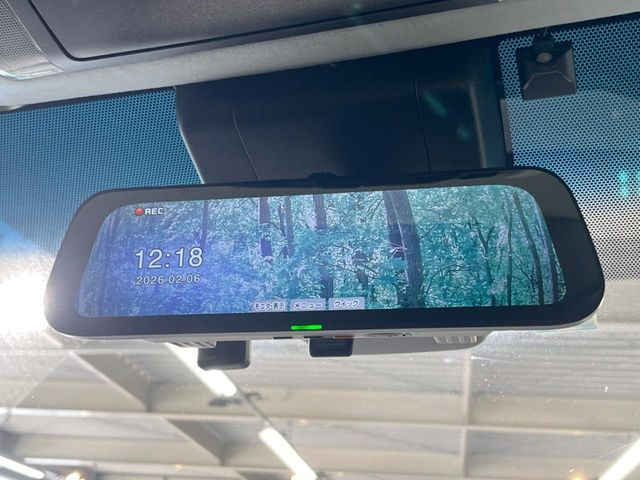 【デジタルインナーミラー】後席の大きな荷物や同乗者で後方が確認しづらい時でも安心!カメラが撮影した車両後方の映像をルームミラー内に表示。クリアな視界で状況の確認が可能です!