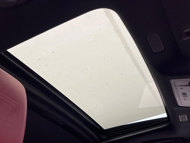 【ムーンルーフ】開放感たっぷりの希少装備、ムーンルーフが装着されています!車内に明かりを取り入れたり景色を楽しむ以外にも、車内の空気も簡単に換気できて快適です!