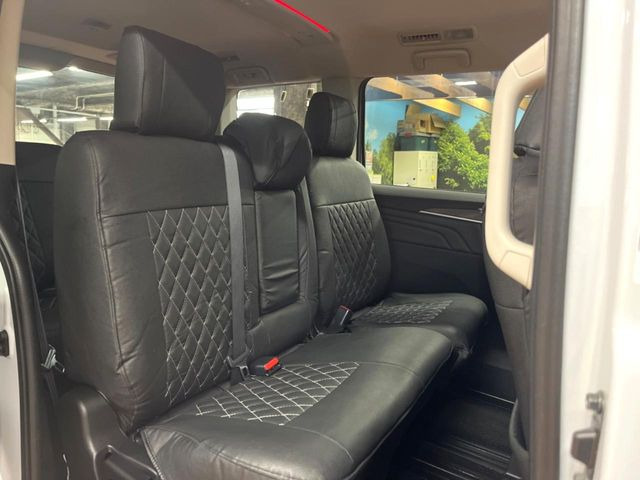 広々とした2列目シートは居住性が高く、居心地も快適!友達や家族とのお出かけにぴったりです。ベビーシートやチャイルドシート使用時も快適にお過ごしいただける十分な空間を確保しています。