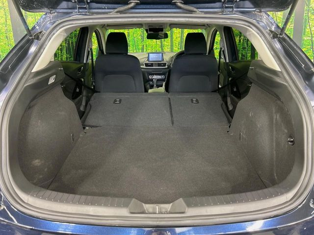 ���i�̂���������ʋ΁A���}���ɏ\���ȉ׎��X�y�[�X���m�ۂ��Ă���܂��B�Z�J���h�V�[�g��|���ƁA�傫�ȉו��̐ύڂ��\�ł���