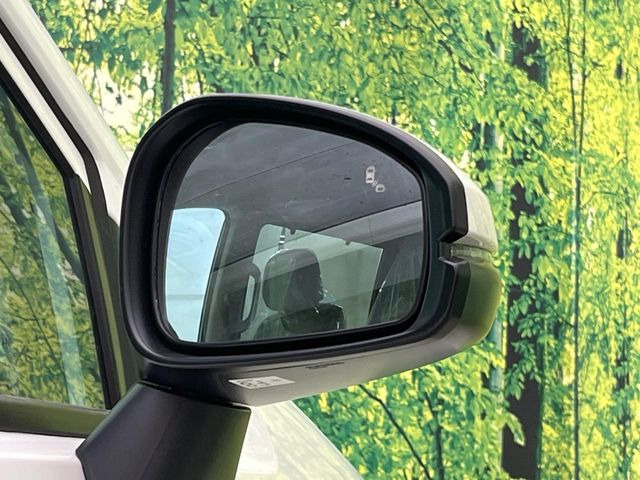 【ブラインドスポットインフォメーション】走行中、ドアミラーの死角になりやすい箇所に後続車が接近するとサイドミラー付近に警告を表示、ドライバーに注意喚起をしてくれます。