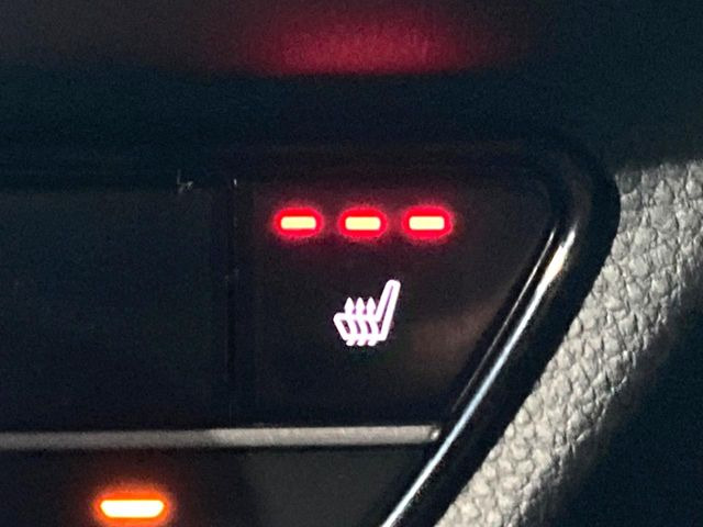 【シートヒーター】寒い日に重宝するシートヒーター!エアコンより早く温まってくれるので寒がりの人も安心ですね♪エアコンの温風は乾燥するから苦手、という方にもをおすすめです。