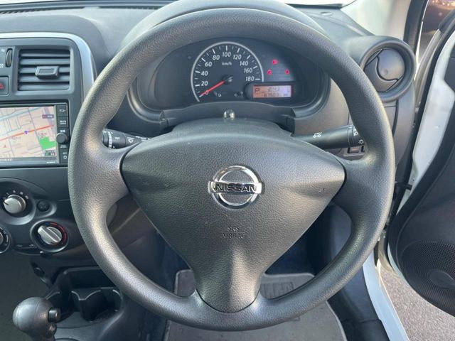 �C���e���A�ɍ��킹���f�U�C���̃X�e�A�����O�́A�^�]�������̂��Ƃ��l���A�^�]���₷���`��A�傫���ł��B�����x�A���ۂɐG���Ă��m���߂��������B