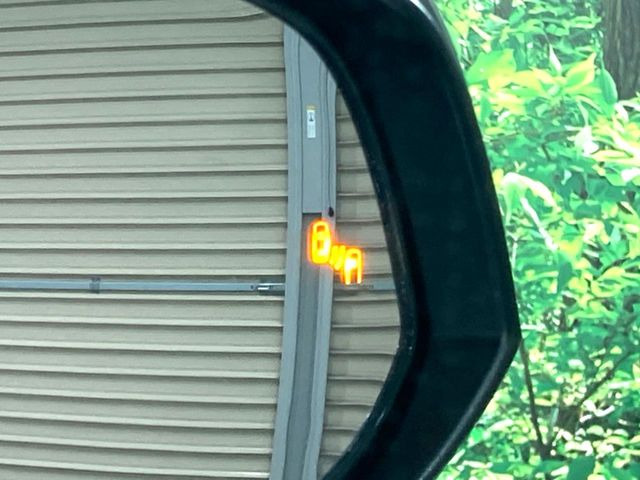 【ブラインドスポットモニター】走行中、ドアミラーの死角になりやすい箇所に後続車が接近するとサイドミラーのレンズに警告を表示!ドライバーに注意喚起をしてくれます。