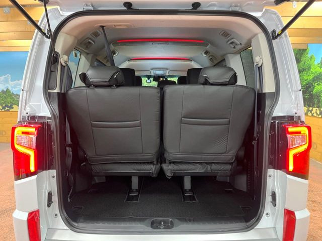 普段のお買い物や通勤、送迎等に十分な荷室スペースを確保しております。セカンドシートを倒すと、大きな荷物の積載も可能です♪