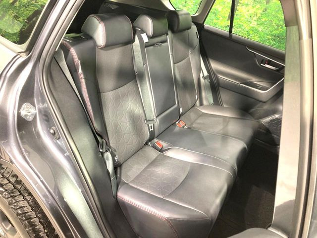 広々とした2列目シートは居住性が高く、居心地も快適!友達や家族とのお出かけにぴったりです。ベビーシートやチャイルドシート使用時も快適にお過ごしいただける十分な空間を確保しています。