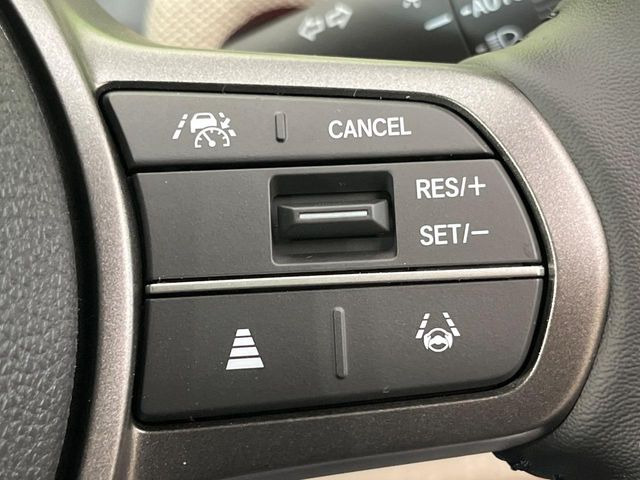 【アダプティブクルーズコントロール】高速道路での長距離走行が楽に!!自動で速度を保つクルーズコントロールが、衝突軽減システムと連携し、前方の車両を感知して車間を保つように速度調節してくれます!!