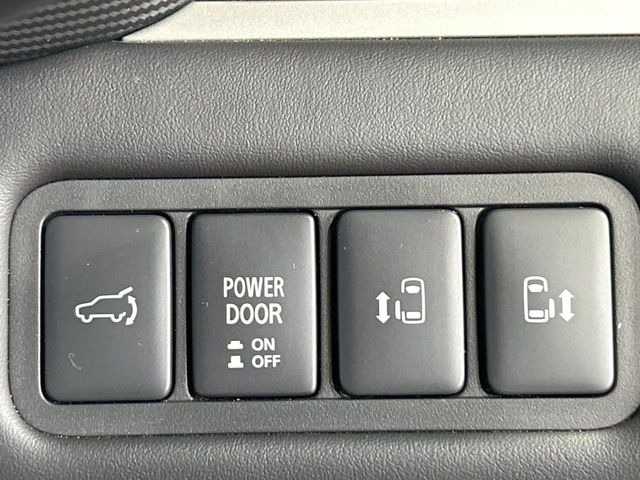 【両側パワースライドドア】スマートキーや運転席のスイッチで後席両側スライドドアの開閉が可能♪電動だから力を入れてドアを開ける必要が無く、小さなお子様でも簡単に開け閉めでき快適です♪