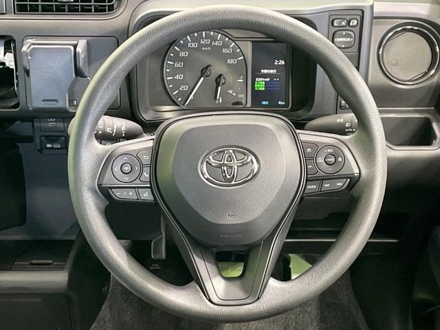 �C���e���A�ɍ��킹���f�U�C���̃X�e�A�����O�́A�^�]�������̂��Ƃ��l���A�^�]���₷���`��A�傫���ł��B�����x�A���ۂɐG���Ă��m���߂��������B