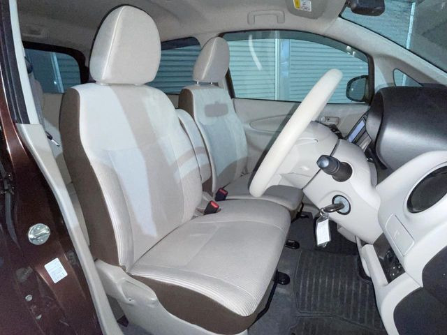 運転席まわりには十分なスペースがあり、大柄な方でもゆったり運転していただける環境です。