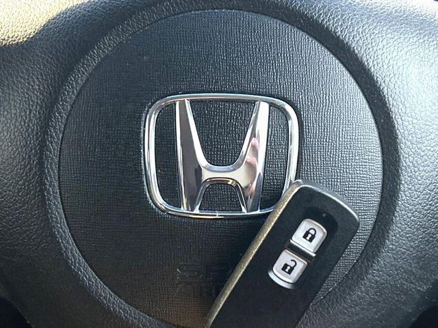 �yHonda�X�}�[�g�L�[�z�J�o����|�P�b�g�ɓ��ꂽ�܂܂ł��h�A�̎{���E�������\�ȃX�}�[�g�L�[�𑕔��B�G���W���̃I���E�I�t�����J�M�����o���K�v����������Ƃ��Ă��֗��ł���