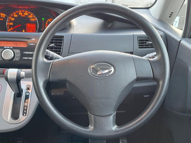 �C���e���A�ɍ��킹���f�U�C���̃X�e�A�����O�́A�^�]�������̂��Ƃ��l���A�^�]���₷���`��A�傫���ł��B�����x�A���ۂɐG���Ă��m���߂��������B