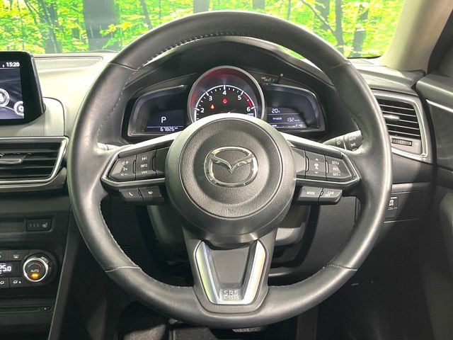 �C���e���A�ɍ��킹���f�U�C���̃X�e�A�����O�́A�^�]�������̂��Ƃ��l���A�^�]���₷���`��A�傫���ł��B�����x�A���ۂɐG���Ă��m���߂��������B