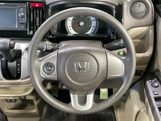 �C���e���A�ɍ��킹���f�U�C���̃X�e�A�����O�́A�^�]�������̂��Ƃ��l���A�^�]���₷���`��A�傫���ł��B�����x�A���ۂɐG���Ă��m���߂��������B