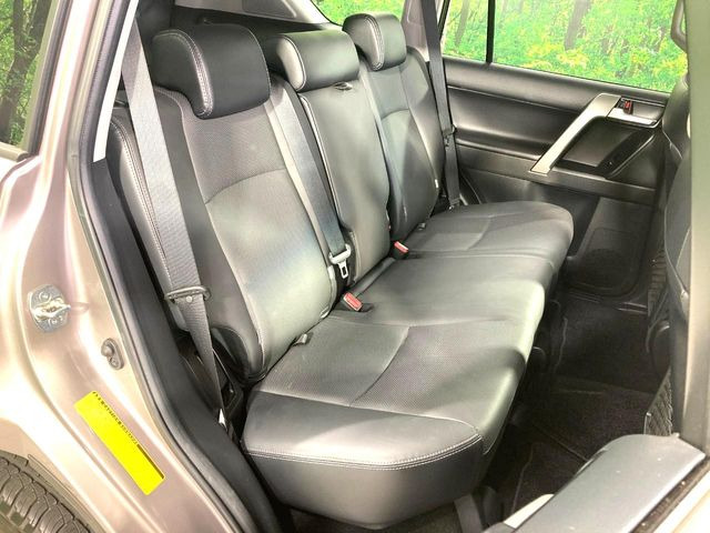 広々とした2列目シートは居住性が高く、居心地も快適!友達や家族とのお出かけにぴったりです。ベビーシートやチャイルドシート使用時も快適にお過ごしいただける十分な空間を確保しています。