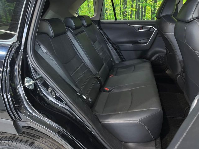 後部座席も気になるようなキズ・汚れやへたり等、大きなダメージはなく、良好な状態です。