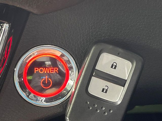 【Hondaスマートキー】カバンやポケットに入れたままでもドアの施錠・解錠が可能なスマートキーを装備。エンジンのオン・オフ時もカギを取り出す必要が無いからとっても便利です♪