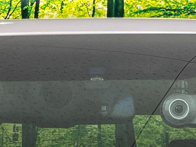 【プリクラッシュセーフティ】前方の車両等を検知し、衝突しそうな時は警報で注意を促し、ブレーキを踏む力をサポート。ブレーキを踏めなかった場合は衝突被害軽減ブレーキが作動、衝突回避をサポートします。