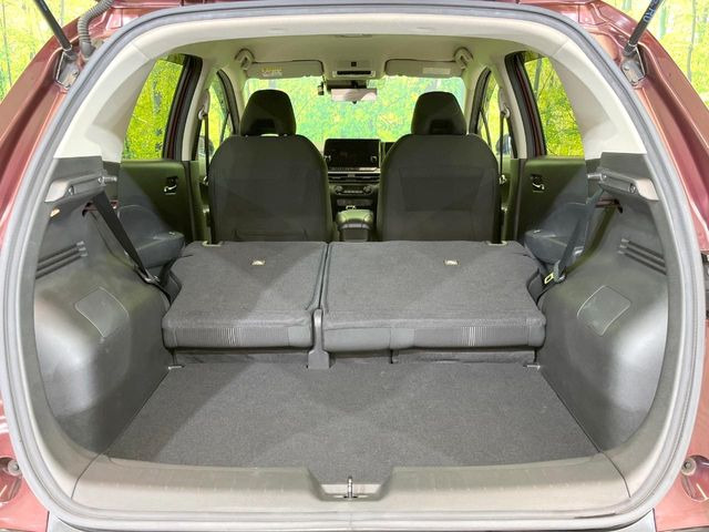 ���i�̂���������ʋ΁A���}���ɏ\���ȉ׎��X�y�[�X���m�ۂ��Ă���܂��B�Z�J���h�V�[�g��|���ƁA�傫�ȉו��̐ύڂ��\�ł���