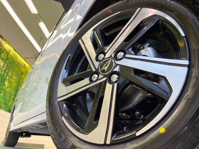 �y����15�C���`�A���~�z�C�[���z�O�ςɃ}�b�`���������A���~�z�C�[���𑕒����Ă���܂��B�e��ЊO�A���~�z�C�[����A�X�^�b�h���X�^�C�����戵�����Ă���܂��B���񂲑��k����������