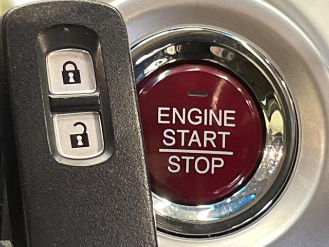 �yHonda�X�}�[�g�L�[�z�J�o����|�P�b�g�ɓ��ꂽ�܂܂ł��h�A�̎{���E�������\�ȃX�}�[�g�L�[�𑕔��B�G���W���̃I���E�I�t�����J�M�����o���K�v����������Ƃ��Ă��֗��ł���