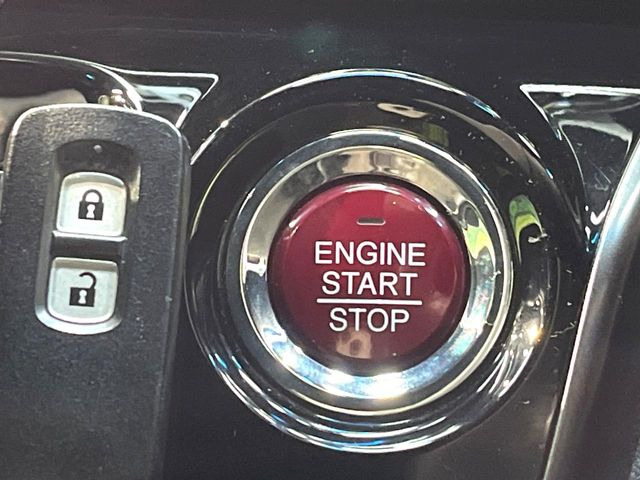 �yHonda�X�}�[�g�L�[�z�J�o����|�P�b�g�ɓ��ꂽ�܂܂ł��h�A�̎{���E�������\�ȃX�}�[�g�L�[�𑕔��B�G���W���̃I���E�I�t�����J�M�����o���K�v����������Ƃ��Ă��֗��ł���