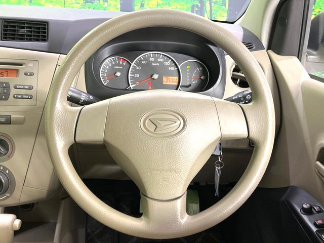 �C���e���A�ɍ��킹���f�U�C���̃X�e�A�����O�́A�^�]�������̂��Ƃ��l���A�^�]���₷���`��A�傫���ł��B�����x�A���ۂɐG���Ă��m���߂��������B