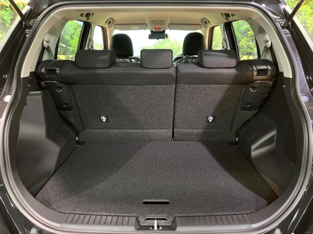 ���i�̂���������ʋ΁A���}���ɏ\���ȉ׎��X�y�[�X���m�ۂ��Ă���܂��B�Z�J���h�V�[�g��|���ƁA�傫�ȉו��̐ύڂ��\�ł���