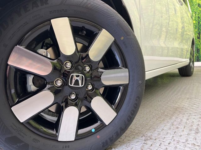 【純正15インチアルミホイール】外観にマッチした純正アルミホイールを装着しております。各種社外アルミホイールや、スタッドレスタイヤも取扱いしております。是非ご相談ください♪