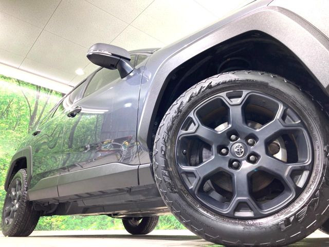 【純正18インチアルミホイール】外観にマッチした純正アルミホイールを装着しております。各種社外アルミホイールや、スタッドレスタイヤも取扱いしております。是非ご相談ください♪