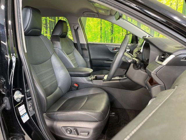 【合皮レザーシート】汚れのふき取りが容易でメンテナンスもが簡単な、機能性に優れる合成皮革を採用した上質なシートです。座り心地もよく、高級感あふれる心地良い車内空間を演出してくれます。