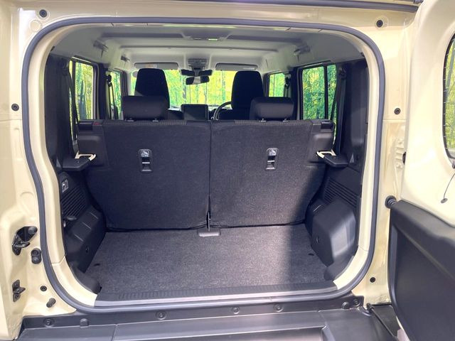 普段のお買い物や通勤、送迎等に十分な荷室スペースを確保しております。セカンドシートを倒すと、大きな荷物の積載も可能です♪