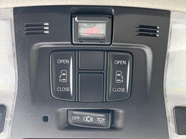 【両側パワースライドドア】スマートキーや運転席のスイッチで後席両側スライドドアの開閉が可能♪電動だから力を入れてドアを開ける必要が無く、小さなお子様でも簡単に開け閉めでき快適です♪