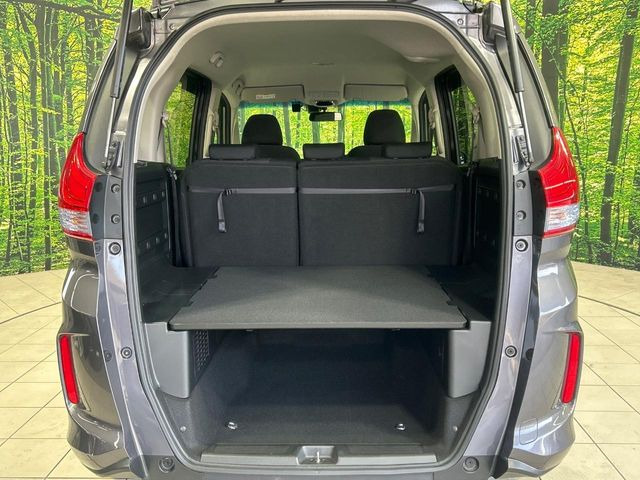 ���i�̂���������ʋ΁A���}���ɏ\���ȉ׎��X�y�[�X���m�ۂ��Ă���܂��B�Z�J���h�V�[�g��|���ƁA�傫�ȉו��̐ύڂ��\�ł���