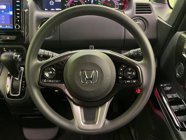 �C���e���A�ɍ��킹���f�U�C���̃X�e�A�����O�́A�^�]�������̂��Ƃ��l���A�^�]���₷���`��A�傫���ł��B�����x�A���ۂɐG���Ă��m���߂��������B