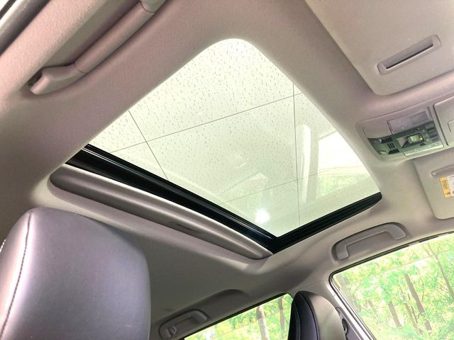 【サンルーフ】開放感たっぷりの希少装備、サンルーフが装着されています!車内に明かりを取り入れたり景色を楽しむ以外にも、車内の空気も簡単に換気できて快適です!