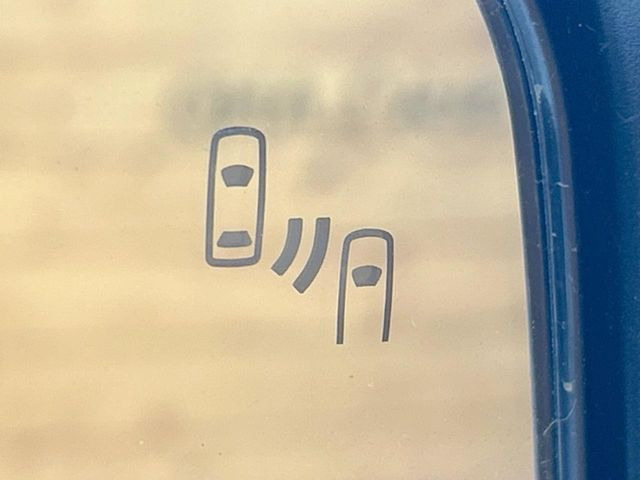 【ブラインドスポットワーニング】走行中、ドアミラーの死角になりやすい箇所に後続車が接近するとサイドミラー付近に警告を表示、ドライバーに注意喚起をしてくれます。