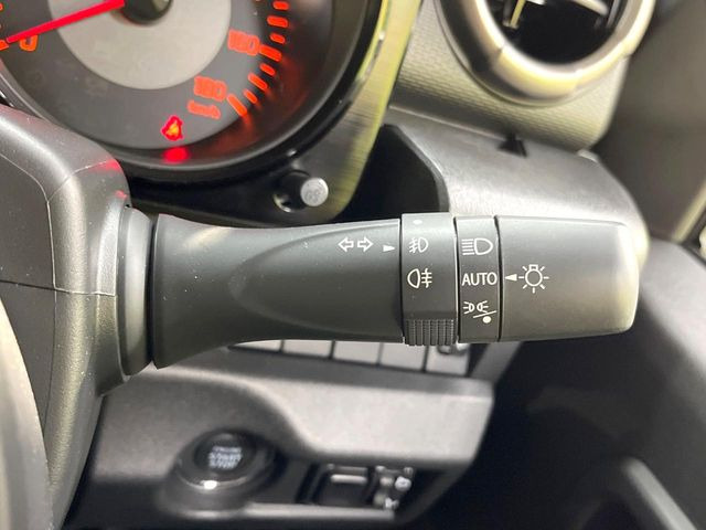 【オートライト】周りの明るさに応じて自動でヘッドライトの点灯・消灯ができる機能です!ライトの付け忘れ・消し忘れなどが無くなり、雨の日や夕方の走行も安心!トンネル通過時も便利ですね