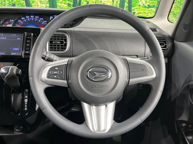 �C���e���A�ɍ��킹���f�U�C���̃X�e�A�����O�́A�^�]�������̂��Ƃ��l���A�^�]���₷���`��A�傫���ł��B�����x�A���ۂɐG���Ă��m���߂��������B