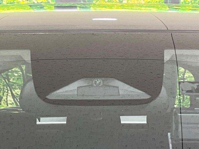 【ホンダセンシング】走行中に前方の車両等を認識し、衝突しそうな時は警報とブレーキで衝突回避と被害軽減をアシスト。より安全にドライブをお楽しみいただけます。