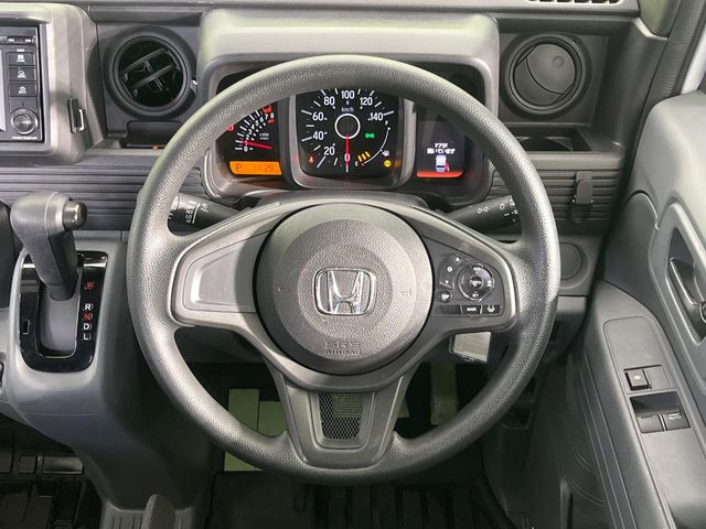 �C���e���A�ɍ��킹���f�U�C���̃X�e�A�����O�́A�^�]�������̂��Ƃ��l���A�^�]���₷���`��A�傫���ł��B�����x�A���ۂɐG���Ă��m���߂��������B