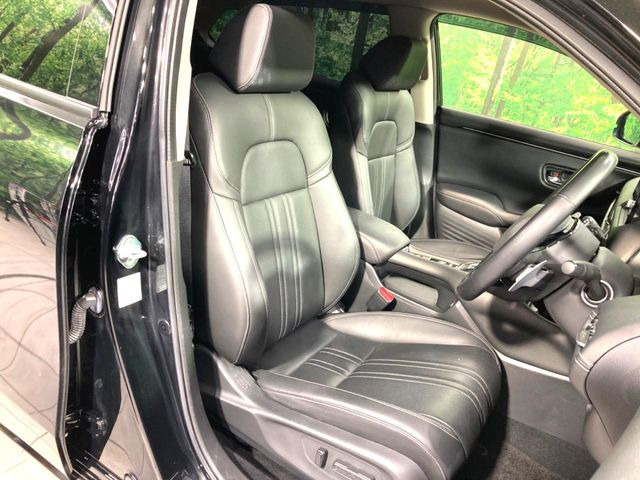 【黒革シート】上質な本革を使用し、高級感あふれる黒革シート。常に体に触れる部分だから、座り心地の良さにはこだわりたいですね♪汚れの付着や劣化を抑制する内装コーティング施工もおススメですよ♪