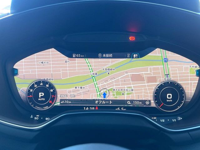 ���o�[�`�����R�b�N�s�b�g:�S�̂��t���p�l���ƂȂ��Ă����i�I�ȃ��[�^�[�p�l���B�ʏ�̃X�s�[�h���[�^�[�Ƃ��Ă̋@�\�͂������A�i�r�E�I�[�f�B�I�@�\�̊m�F�E������ł��A�^�]�ɏW�����₷���Ȃ��Ă���܂��B