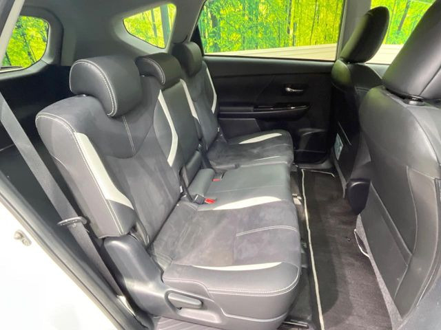 後部座席も気になるようなキズ・汚れやへたり等、大きなダメージはなく、良好な状態です。