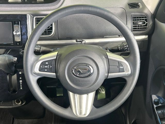 �C���e���A�ɍ��킹���f�U�C���̃X�e�A�����O�́A�^�]�������̂��Ƃ��l���A�^�]���₷���`��A�傫���ł��B�����x�A���ۂɐG���Ă��m���߂��������B