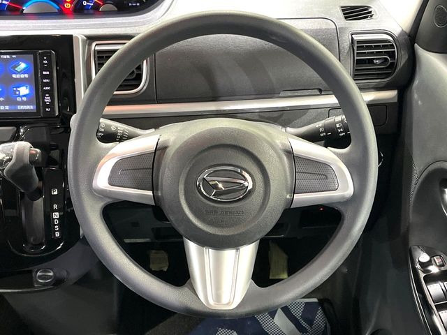 �C���e���A�ɍ��킹���f�U�C���̃X�e�A�����O�́A�^�]�������̂��Ƃ��l���A�^�]���₷���`��A�傫���ł��B�����x�A���ۂɐG���Ă��m���߂��������B